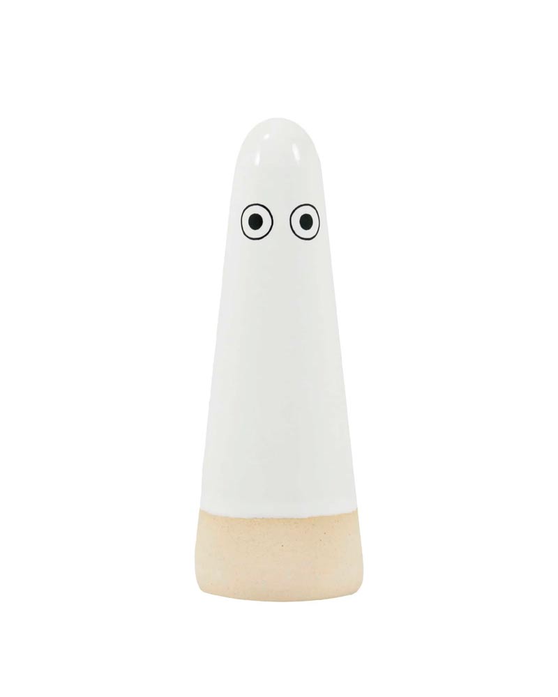 Studio Arhoj - Ghost Classic White: Handgefertigte, minimalistische Keramikfigur im Geisterdesign, weiß glasiert mit schwarzen Augen, unglasierter Sockel. Vielseitig nutzbar und einzigartig.