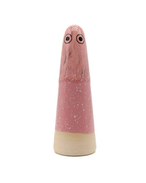 Studio Arhoj - Ghost No. 70: Handgefertigte, konische Keramikfigur mit speckled rosa Mattglasur und charakteristischen Augen. Vielseitiger Wohnaccessoire, inspiriert von japanischer Shinto-Philosophie.