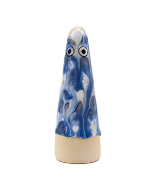 Studio Arhoj - Ghost No. 83: Handgefertigte, kegelartige Keramikfigur mit blauer und weißer Glasur und rohem Tonboden, inspiriert von der Shinto-Religion, dient als vielseitiger Wohnaccessoire.