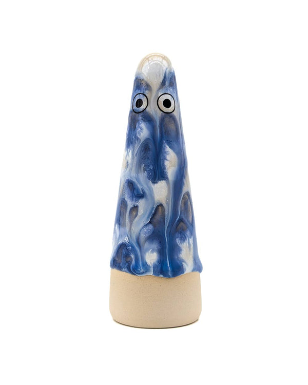 Studio Arhoj - Ghost No. 83: Handgefertigte, kegelartige Keramikfigur mit blauer und weißer Glasur und rohem Tonboden, inspiriert von der Shinto-Religion, dient als vielseitiger Wohnaccessoire.