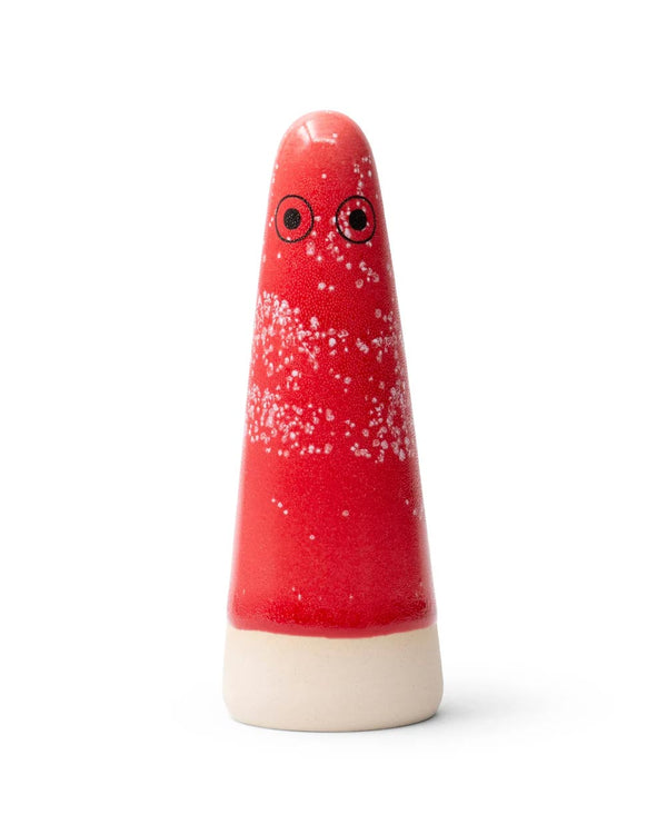 Kleiner, handgefertigter Keramikgeist Ghost Carmine in Kegelform, oben rot glasiert mit schwarzen Augen. Eignet sich als dekoratives Element oder nützliches Accessoire.