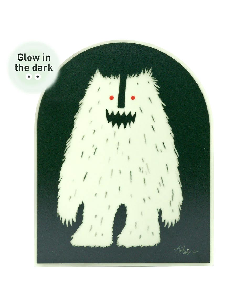Studio Arhoj - Sticker Glow Monster: Leuchtender, freundlicher Yeti-Aufkleber mit roten Augen und schwarzem Grinsen, ideal für Laptop und Skateboard. Künstler-Signatur unten rechts.
