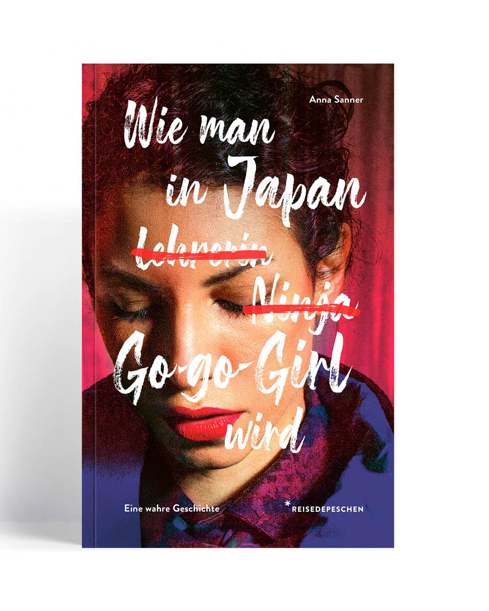 Cover von „Wie man in Japan Go-Go-Girl wird“: Nahaufnahme einer Frau mit geschlossenen Augen, rotem Lippenstift vor rötlichem Hintergrund, Titel in weißer Schrift.