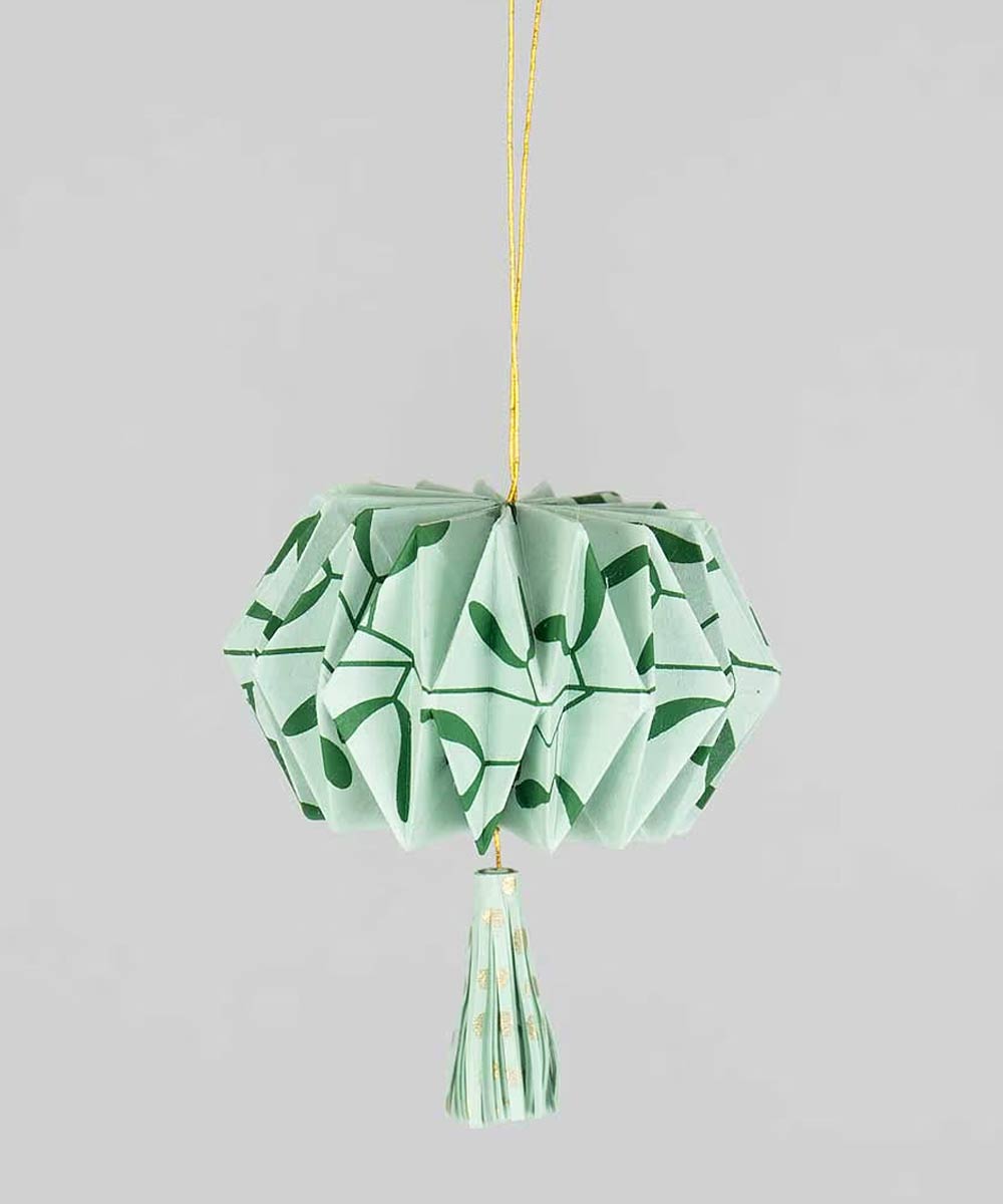 Origami Weihnachtsbaumanhänger Green: Handgefertigter, mintgrüner Papieranhänger mit dunkelgrünem Rankenmuster und goldener Aufhängung, gefertigt in Bangladesch von Afroart.