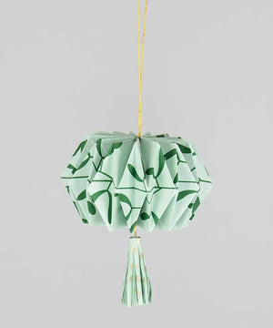 Origami Weihnachtsbaumanhänger Green: Handgefertigter, mintgrüner Papieranhänger mit dunkelgrünem Rankenmuster und goldener Aufhängung, gefertigt in Bangladesch von Afroart.