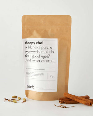 Haerb Bio Teemischung Sleepy Chai - Zimt und Baldrian: Kraftpapierbeutel mit losen Zutaten wie Kardamom und Zimtstangen, ideal für entspannende Abende.