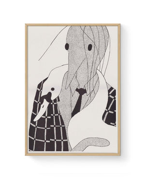 RFI-Risodruck (DinA3) The Artist Leo von Anna Haifisch: Surreale, vogelköpfige Figur in kariertem Jackett mit über die Schultern gelegtem Vogel, minimalistische Strichzeichnung in hellem Holzrahmen.