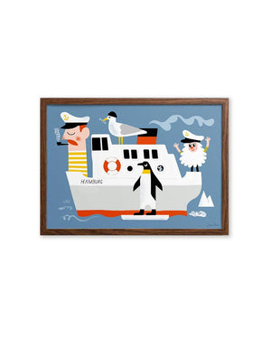 Hamburgs Schiffe Poster (Din A3) mit cartoonartiger Illustration: Schiff mit zwei Kapitänen, Möwe, Pinguin und Eisberg auf dekorativem Print, passend zur Hamburg-Kollektion von Human Empire Studio.