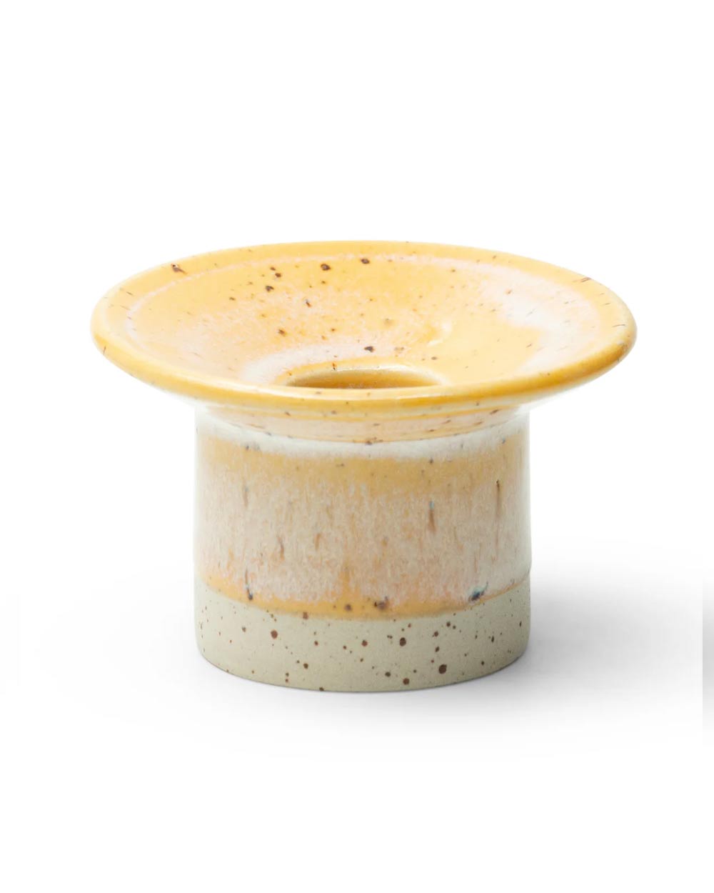 Handgefertigter Hono Cornflower Cream Kerzenständer von Studio Arhoj, mit speckelgelber Glasur und stabiler Basis, ideal für stilvolle Beleuchtung. Einzigartiges dänisches Design.