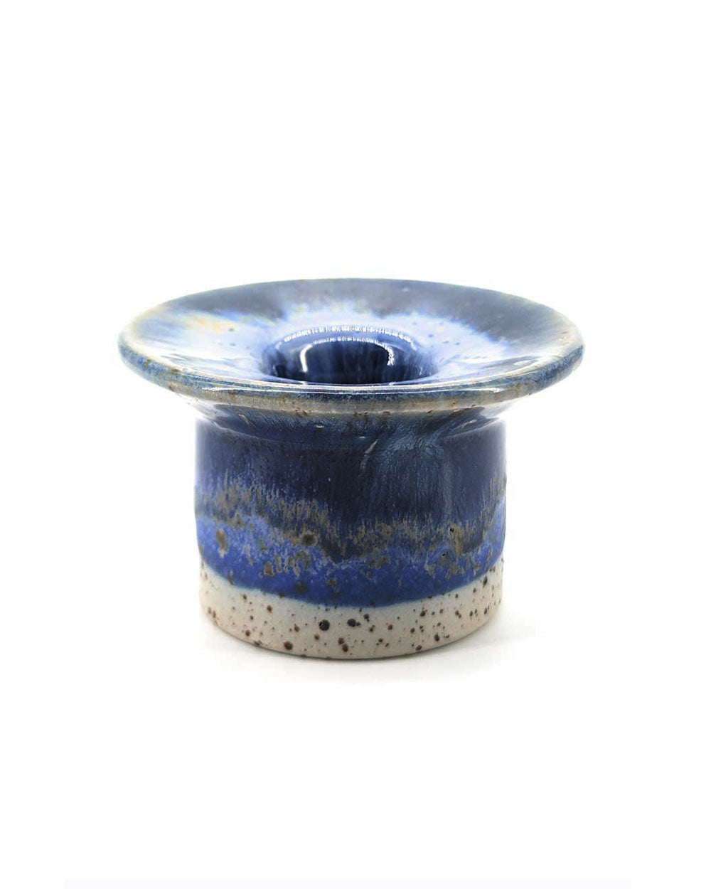 Handgefertigter Hono Kerzenhalter No. 1 von Studio Arhoj, mit breitem, flared Top und stabilem Fuß, bekannt für einzigartige Glasur-Effekte. Ideal für stilvolle Wohnaccessoires.