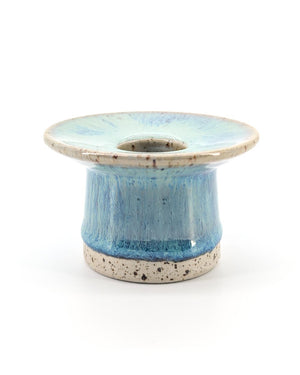 Hono Kerzenhalter No. 2, handgefertigtes Keramikstück von Studio Arhoj, blau-grün glasiert mit natürlicher Fußkante. Funktional, stilvoll, Teil der Edo-Serie.
