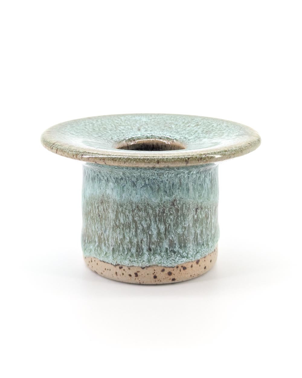 Hono Kerzenhalter No. 3 von Studio Arhoj, handgefertigt aus glasiertem Steingut mit leicht gebogenem Rand und zentralem Loch, ideal für sicheren Kerzenhalt.