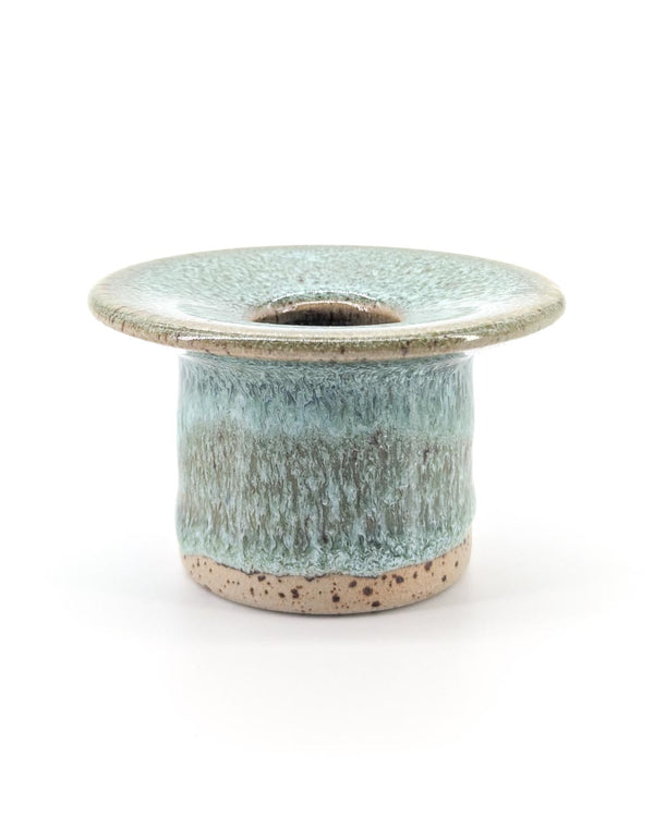 Hono Kerzenhalter No. 3 von Studio Arhoj, handgefertigt aus glasiertem Steingut mit leicht gebogenem Rand und zentralem Loch, ideal für sicheren Kerzenhalt.