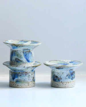 Hono Comet Rain Kerzenständer: Drei handgefertigte, keramische Schalen auf kurzen Sockeln, mit blauer und brauner Glasur, vielseitig als Kerzenhalter, Schmuckschale oder Pflanztopf nutzbar.