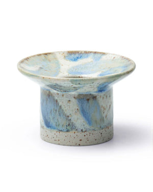Hono Comet Rain Kerzenständer von Studio Arhoj, handgedrehtes, fußgestütztes Keramikstück mit speckeliger Glasur in sanften Blautönen, ideal für Kerzen oder dekorative Nutzung.