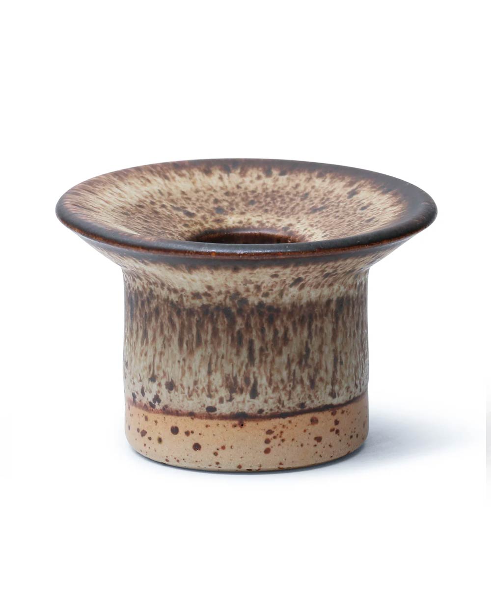 Handgefertigter Hono Pinyon Cone Kerzenständer aus Ton mit brauner Sprenkelglasur, geeignet für Teelicht oder als minimalistischer Kaffeefilteraufsatz, von Studio Arhoj, dänisches Design.
