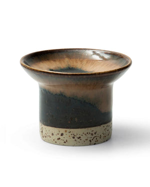 Hono Root Beer Kerzenständer mit handgefertigtem, zweifarbigen Design aus Studio Arhoj, ideal für Kerzen, mit stabilem, schwerem Fuß und einzigartigem, organischem Look.