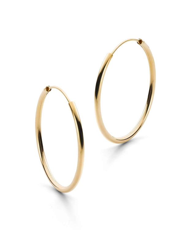 Große, polierte, goldene HOOP Ohrringe aus 24 Karat vergoldetem Sterlingsilber, schlicht präsentiert auf weißem Hintergrund, ideal für jede Schmuckkollektion.