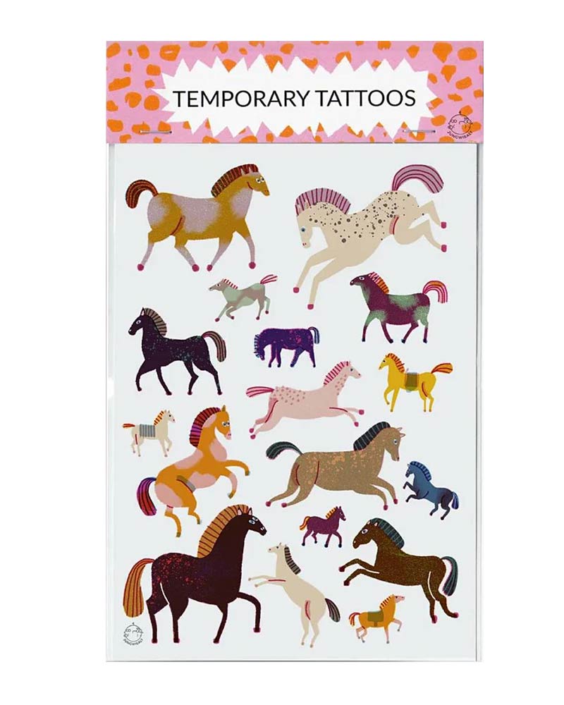 Verpacktes Set von Abziehtattoos Horses mit stilisierten Pferden in verschiedenen Posen, gestaltet von der Hamburger Illustratorin Barbara Dziadosz, auf einem 14 x 9,8 cm Bogen.