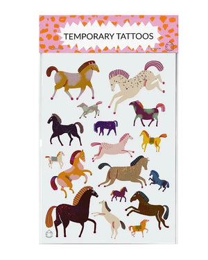 Verpacktes Set von Abziehtattoos Horses mit stilisierten Pferden in verschiedenen Posen, gestaltet von der Hamburger Illustratorin Barbara Dziadosz, auf einem 14 x 9,8 cm Bogen.