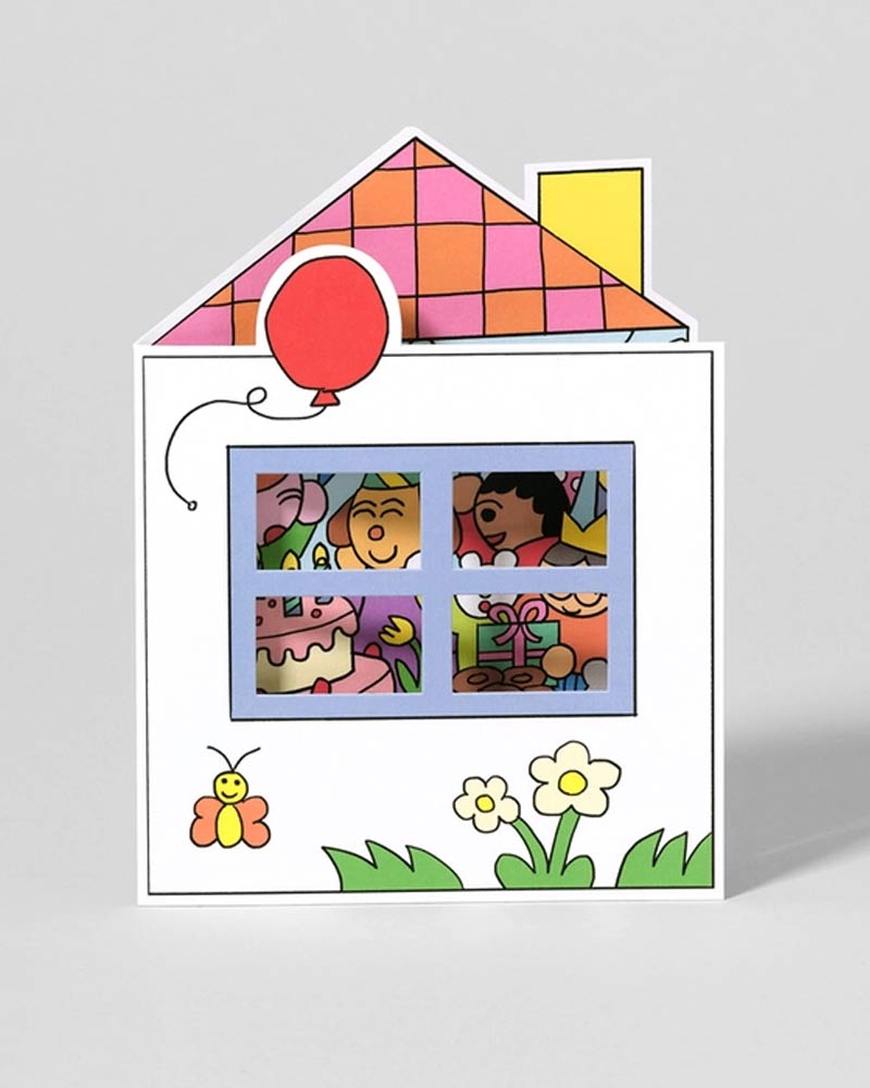 Geburtstagshaus-Party Klappkarte: Die-cut Karte in Hausform mit festlicher Szene, inklusive Fenster, Gras, Blumen, Ballon und Umschlag, gestaltet von Momoe Narazaki, erhältlich bei Human Empire Shop.