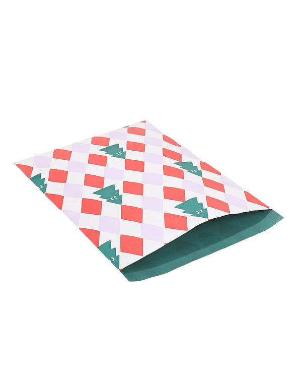 Geschenktüte Anne Pascal Christmas Tree Pine (5er Pack): Flache, rot-weiß gemusterte Papiertüte im Pillow-Box-Stil mit grünen Weihnachtsbaum-Motiven, geeignet für Geschenke.