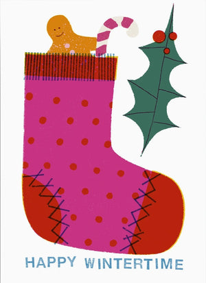 Weihnachtliche Stocking Postkarte mit pink-rotem Strumpf, Lebkuchenmann, Zuckerstange und Stechpalme, illustriert von Barbara Dziadosz, auf 300g/qm Offsetpapier. Text: HAPPY WINTERTIME.