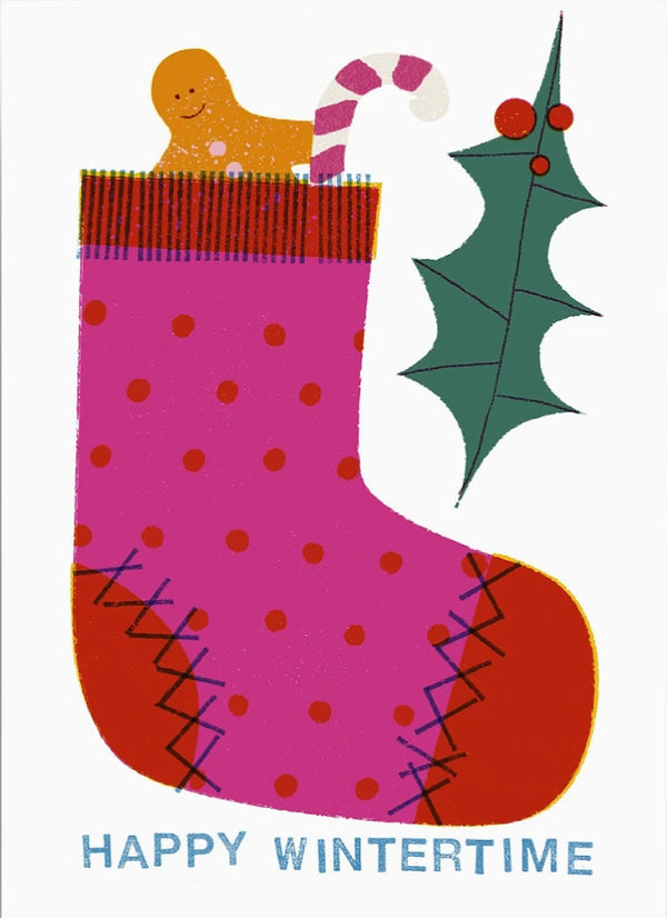 Weihnachtliche Stocking Postkarte mit pink-rotem Strumpf, Lebkuchenmann, Zuckerstange und Stechpalme, illustriert von Barbara Dziadosz, auf 300g/qm Offsetpapier. Text: HAPPY WINTERTIME.