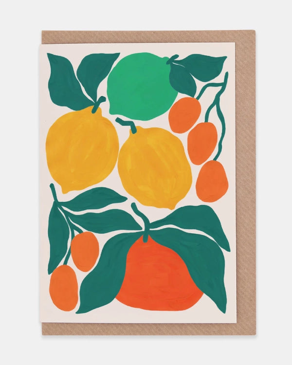 Bunch of Citrusfruits Klappkarte mit kraftvollem Zitrusmuster, gestaltet von Künstlerin Liv Lee. Beinhaltet A6-Karte und braunen Kraftumschlag, gedruckt auf FSC-zertifiziertem Karton.