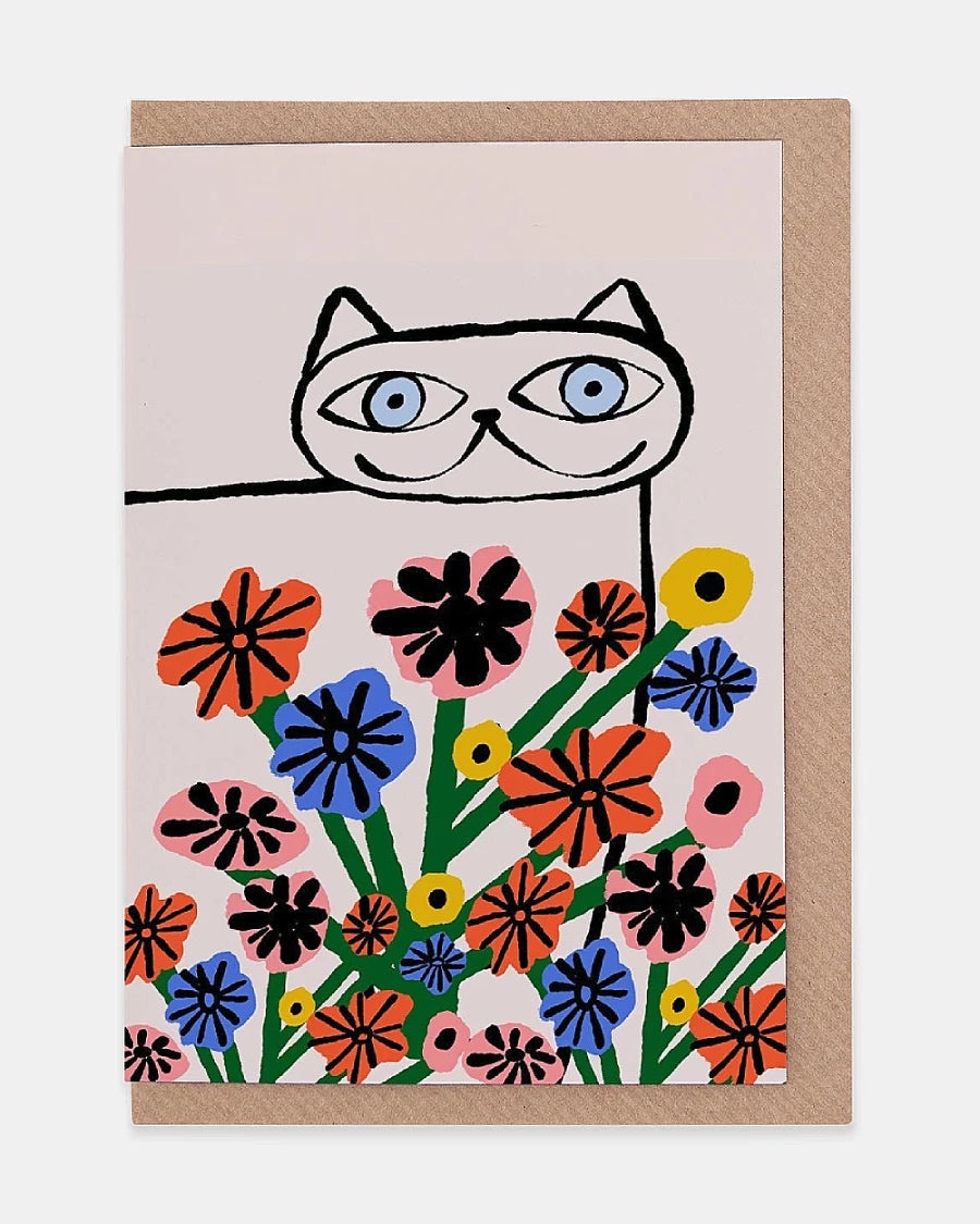 Gardencat Klappkarte mit einem gezeichneten Katzenkopf hinter einem Blumenstrauß, inklusive Kraftpapierumschlag, illustriert von Marcello Velho, auf hochwertigem FSC-zertifiziertem Kunstdruckkarton.