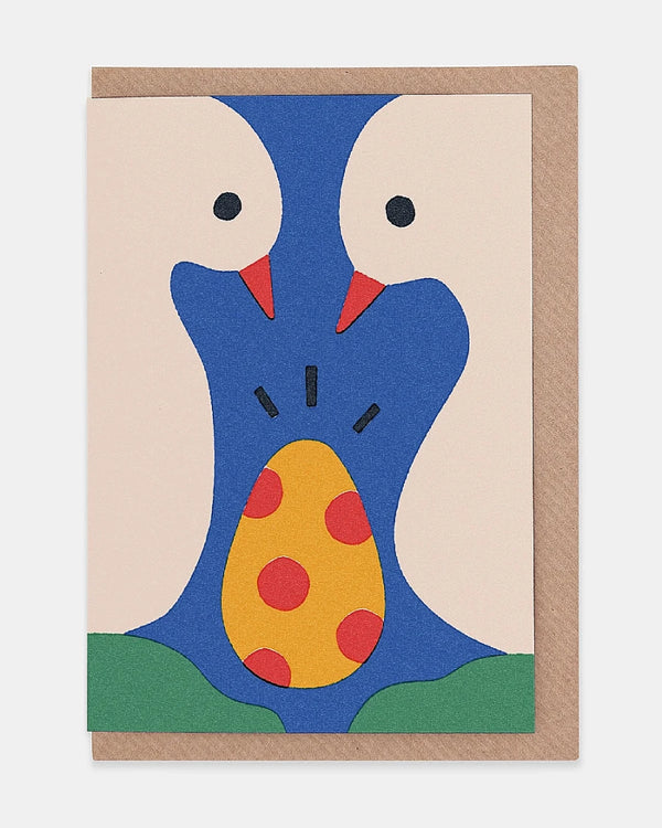 Illustrative 'Soon To Hatch' Klappkarte mit zwei stilisierten Vögeln und einem gepunkteten Ei, entworfen von Sue Doeksen, inklusive braunem Kraftumschlag, gedruckt auf hochwertigem FSC-Karton.