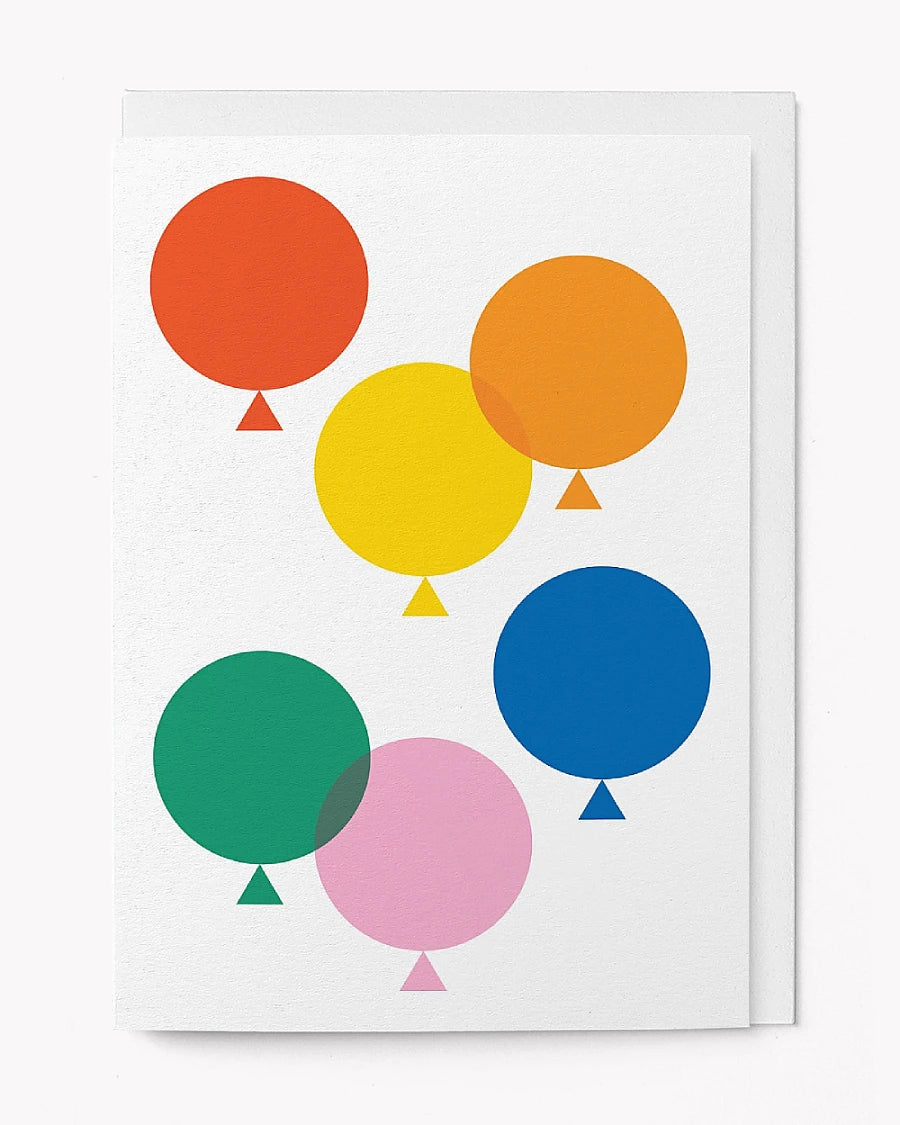 Balloons Klappkarte mit sechs geometrischen Luftballon-Motiven auf weißem, strukturiertem Papier. Minimalistisches Design, inklusive Umschlag, nachhaltig in Großbritannien hergestellt.