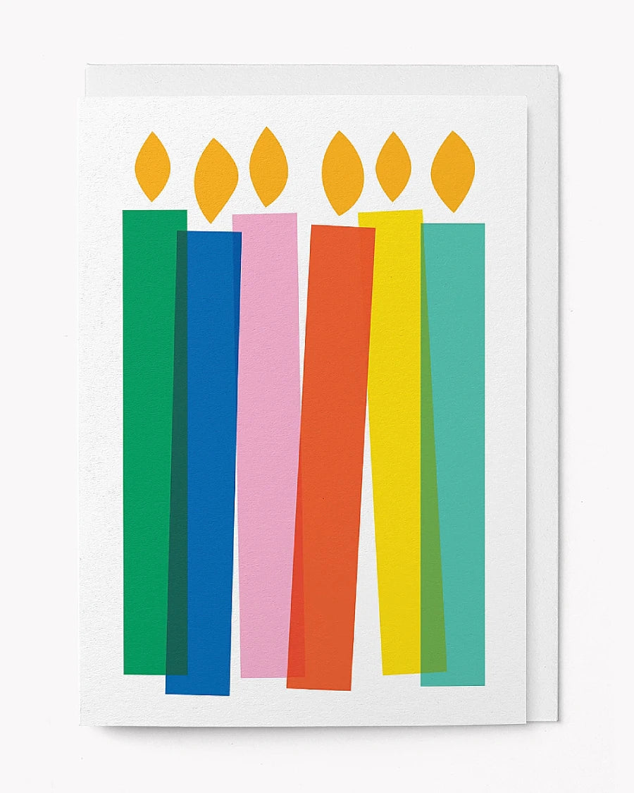 Birthday Candles Klappkarte mit sechs farbigen Kerzen und gelben Flammen, gedruckt auf matt strukturiertem GF Smith Callisto Papier, inklusive Umschlag, von Graphic Factory.