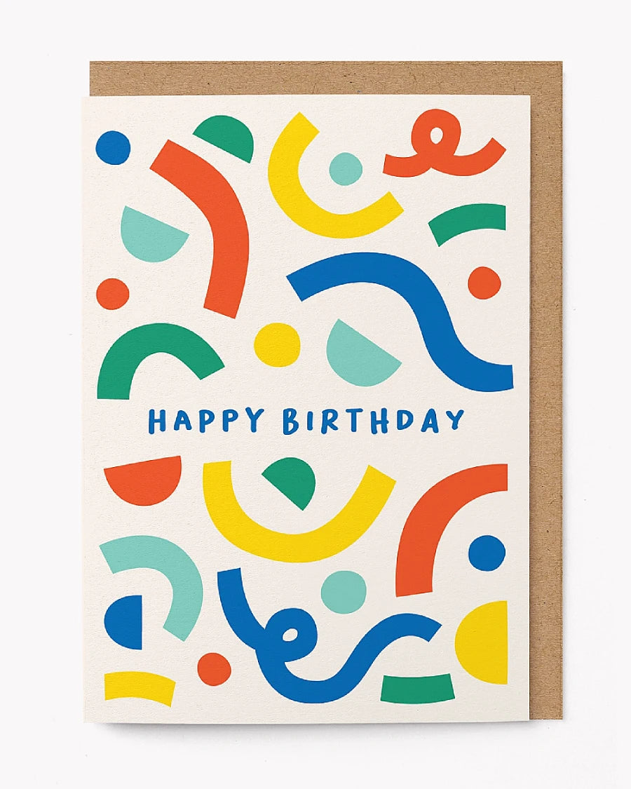 Geburtstagskarte Birthday Graphics mit bunten, abstrakten Konfetti-Motiven und blauer Aufschrift HAPPY BIRTHDAY, auf braunem Kraftpapier montiert. Hergestellt aus nachhaltigem FSC-Papier. Inklusive Umschlag.