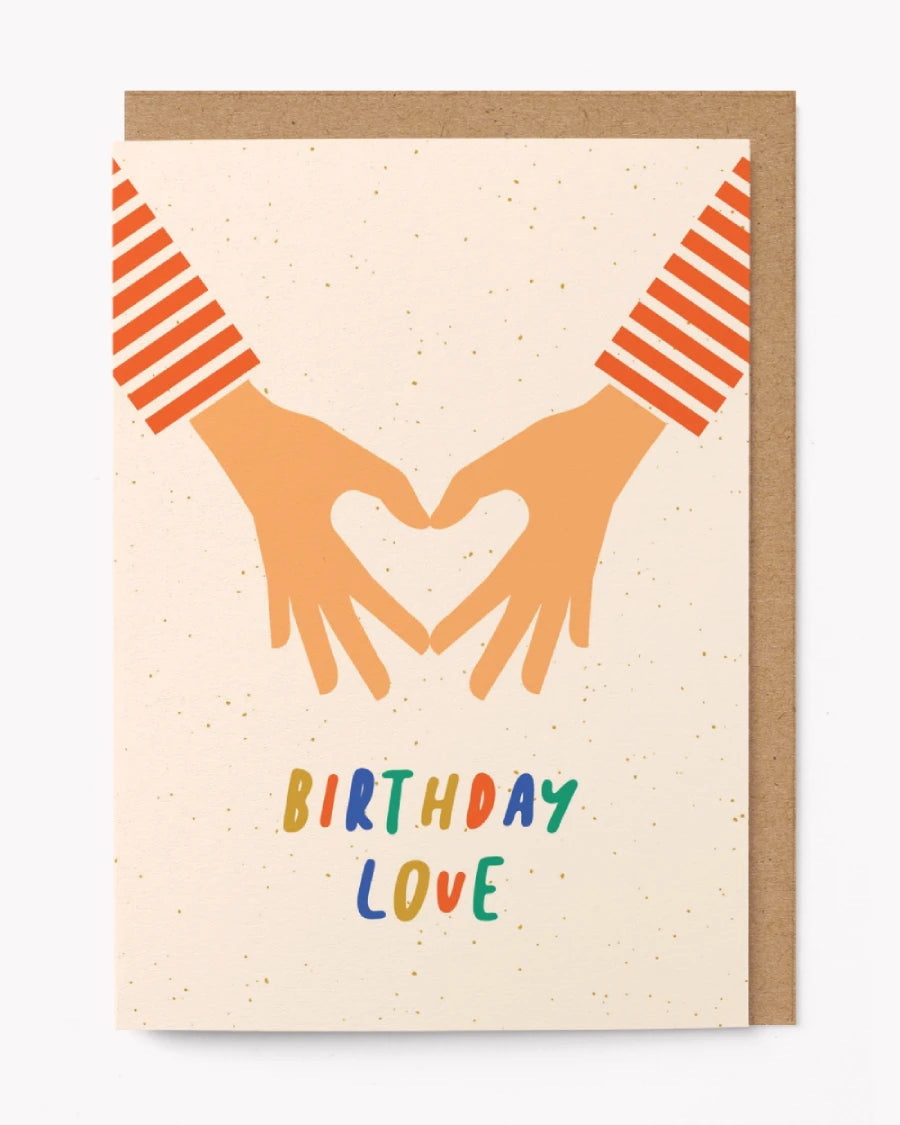 Klappkarte Birthday Love mit Herz aus Händen und verspieltem Schriftzug, inklusive Umschlag. Hochwertiges, strukturiertes Papier, nachhaltig in UK hergestellt. Perfekt für besondere Geburtstagsgrüße.