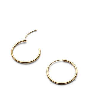 Creolen Gold Gr. M: Ein Paar klassischer, vergoldeter Creolen aus 24-Karat vergoldetem 925er Sterlingsilber, gezeigt auf weißem Hintergrund, eine geschlossen, eine leicht geöffnet.