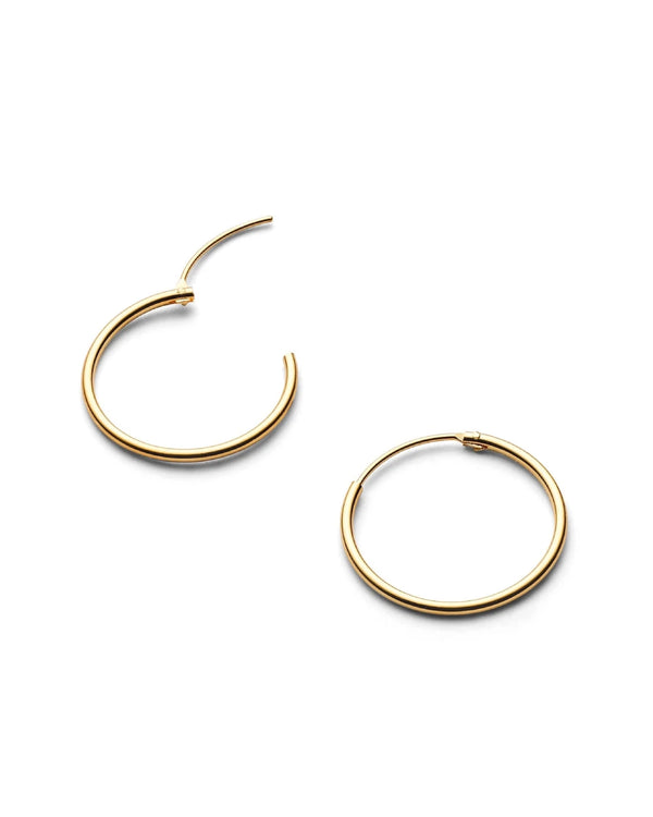 Creolen Gold Gr. M: Ein Paar klassischer, vergoldeter Creolen aus 24-Karat vergoldetem 925er Sterlingsilber, gezeigt auf weißem Hintergrund, eine geschlossen, eine leicht geöffnet.