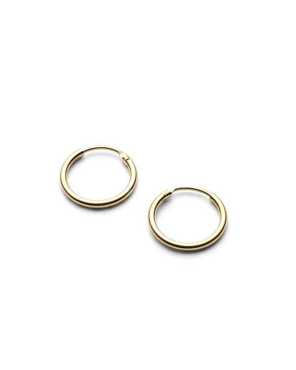 Creolen Gold Gr. S: Schlichte, polierte vergoldete Ohrringe aus 24 Karat vergoldetem 925er Sterlingsilber, dargestellt auf weißem Hintergrund, handgefertigt in Italien.