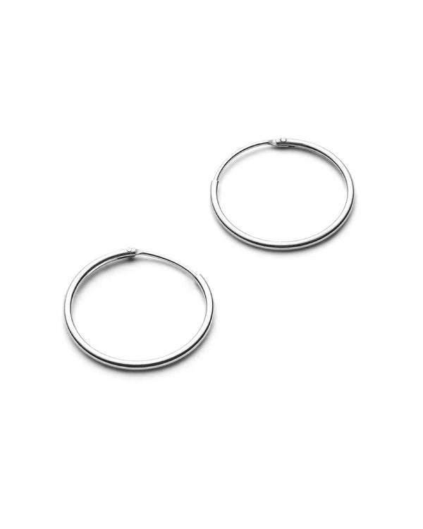 Klassische Creolen Silber Gr. M, filigrane Metallringe aus 925er Sterlingsilber, präsentiert auf weißem Hintergrund, entworfen in Berlin, handgefertigt in Italien.