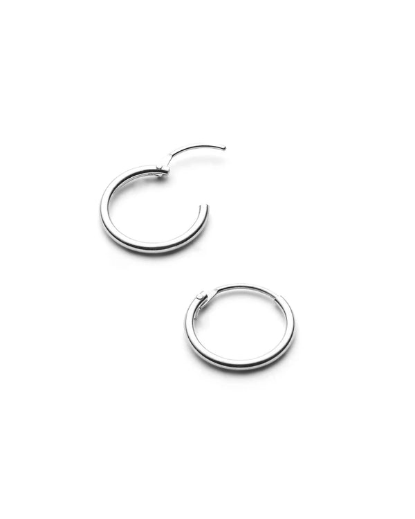 Zwei Creolen Silber Gr. S, aus 925er Sterlingsilber, eine geschlossen, die andere leicht geöffnet, vor weißem Hintergrund. Entworfen in Berlin, handgefertigt in Italien.