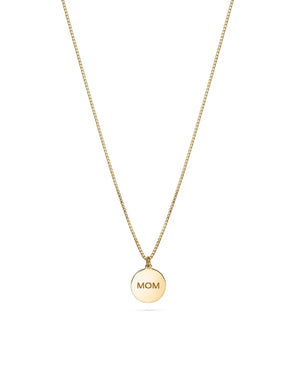 MOM Kette Gold: Vergoldete Halskette mit feiner Kette und rundem Anhänger, geprägt mit MOM. Ein besonderes Geschenk für Mütter, entworfen in Berlin.