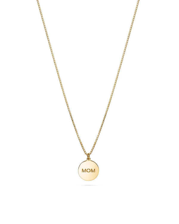 MOM Kette Gold: Vergoldete Halskette mit feiner Kette und rundem Anhänger, geprägt mit MOM. Ein besonderes Geschenk für Mütter, entworfen in Berlin.