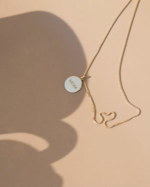 Goldene MOM Kette: zarte Box-Kette mit graviertem Anhänger MOM, designed in Berlin, handgefertigt in Italien aus 24 Karat vergoldetem Sterlingsilber.