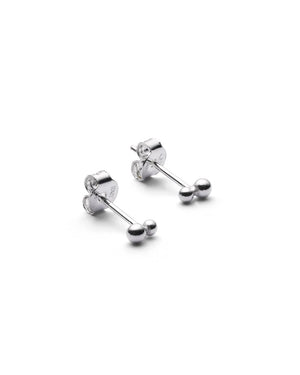 Pollen Ohrstecker Silber: Minimalistische Sterlingsilber-Ohrstecker mit unterschiedlich großen Kugeln, entworfen in Berlin und handgefertigt in Italien, geliefert in einer Papp-Geschenkbox.