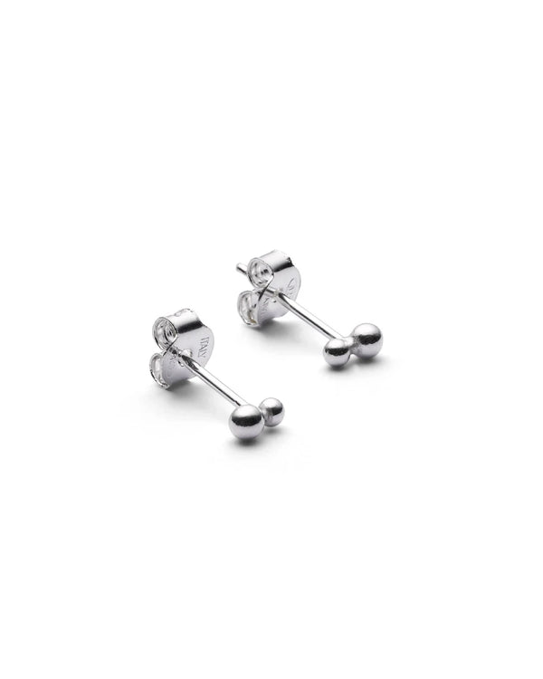 Pollen Ohrstecker Silber: Minimalistische Sterlingsilber-Ohrstecker mit unterschiedlich großen Kugeln, entworfen in Berlin und handgefertigt in Italien, geliefert in einer Papp-Geschenkbox.