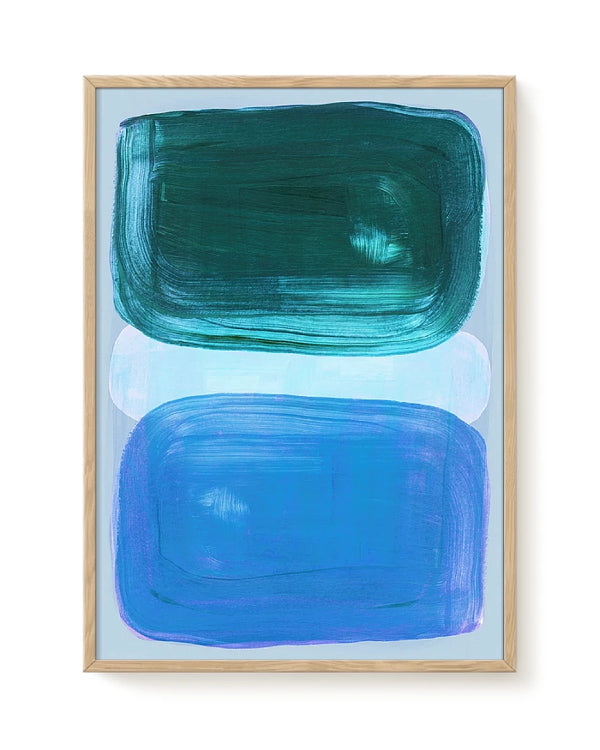 Abstraktes Color Shapes 2 Poster (50x70cm) von Mareike Böhmer, zeigt vertikal gestapelte Farbformen in tiefem Grün, Off-White und leuchtendem Blau, gerahmt in hellem Holz.