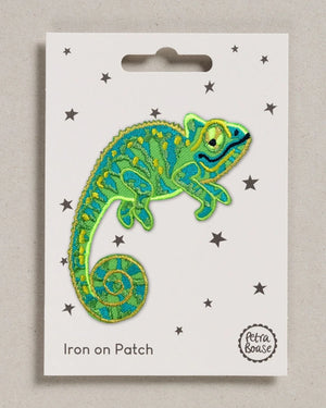 Chamäleon (zum Aufbügeln): Gestickter Aufnäher von Petra Boase, zeigt einen stilisierten Chamäleon in lebhaften Tönen, auf weißem Karton mit schwarzen Sternen, geeignet zum Aufbügeln oder Annähen.