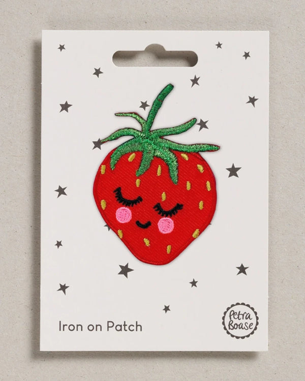 Erdbeere (zum Aufbügeln): Niedlicher Aufnäher in Form einer lächelnden Erdbeere mit grünen Blättern und gelben Samen, auf einer Karte mit Sternendekor präsentiert.