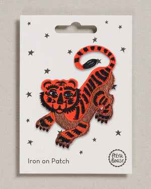 Liegender Tiger (zum Aufbügeln): Cartoon-Tiger-Patch von Petra Boase, ideal zum Aufbügeln oder Nähen auf Kleidung. Perfekt für kreative Individualisierung von Modeaccessoires.