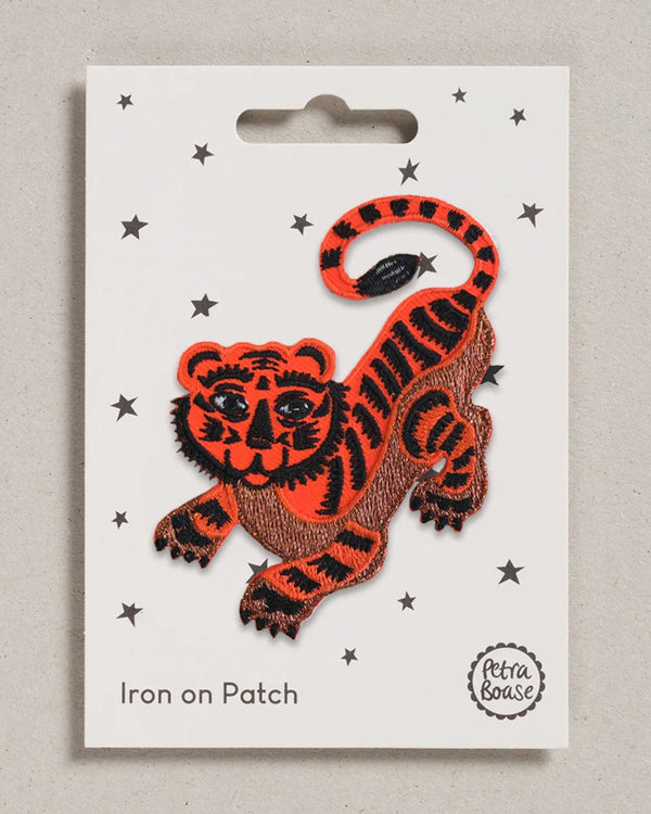Liegender Tiger (zum Aufbügeln): Cartoon-Tiger-Patch von Petra Boase, ideal zum Aufbügeln oder Nähen auf Kleidung. Perfekt für kreative Individualisierung von Modeaccessoires.